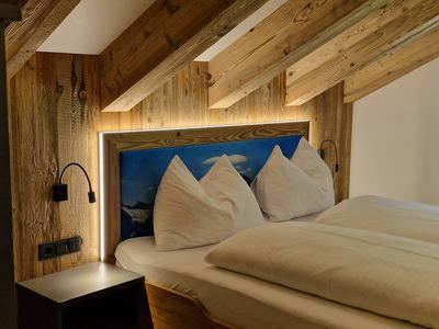 Doppelbett  der Ferienwohnung Herzwerk im Haus Wintertraum in Ischgl
